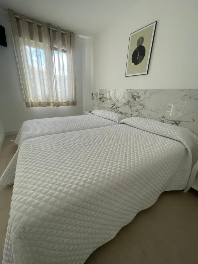 Hostal Montevideo Beachfront Nigrán Buitenkant foto