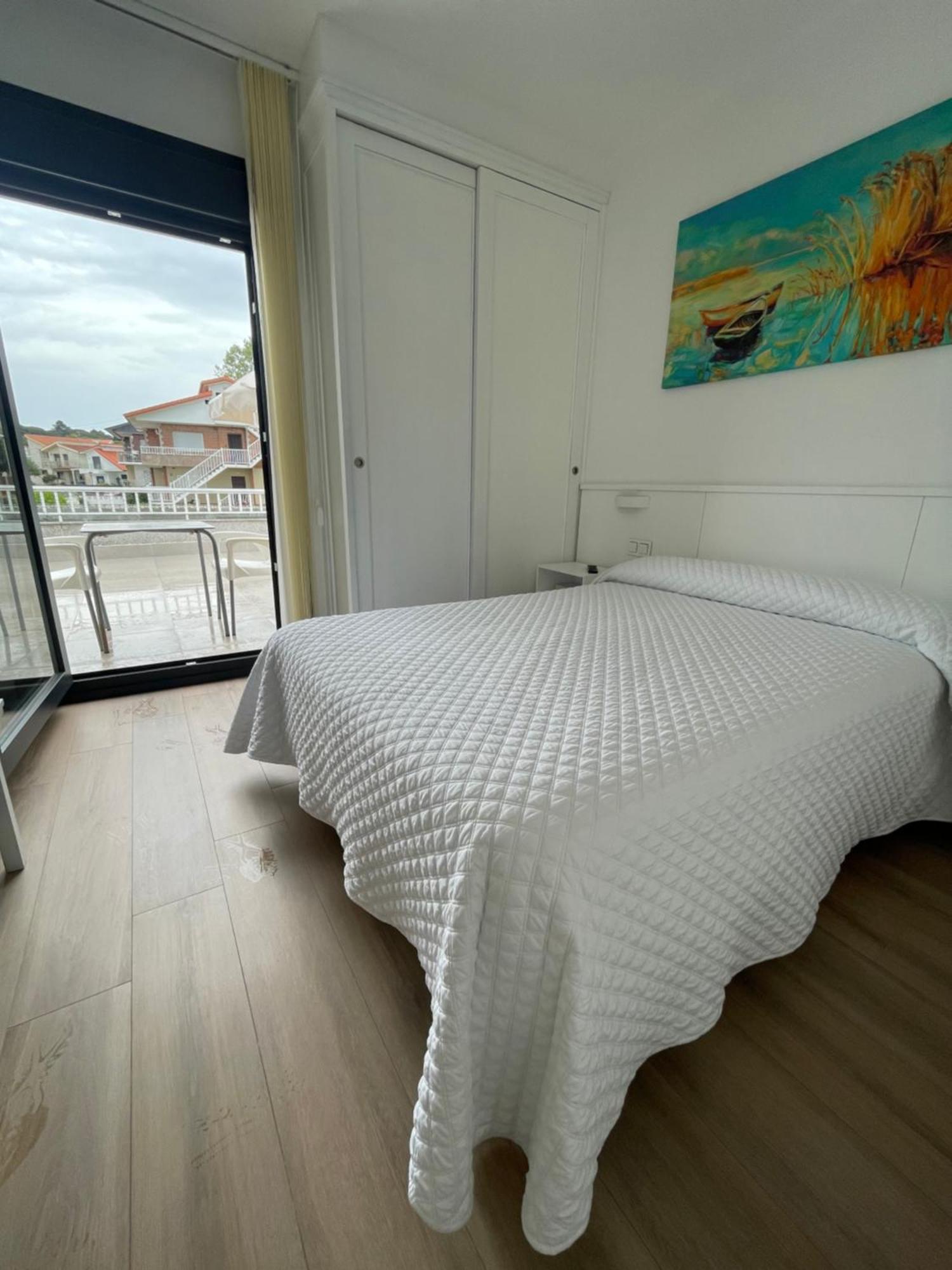 Hostal Montevideo Beachfront Nigrán Buitenkant foto