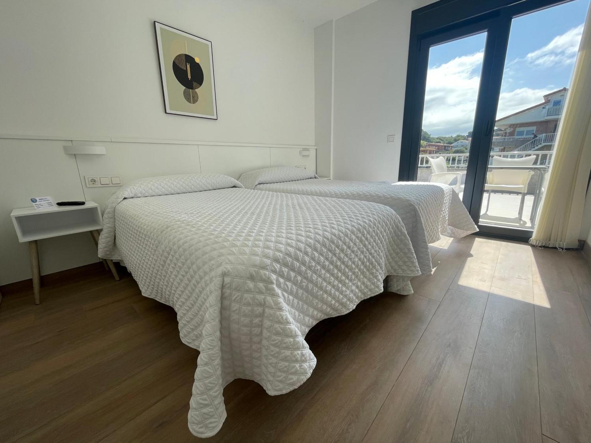 Hostal Montevideo Beachfront Nigrán Buitenkant foto